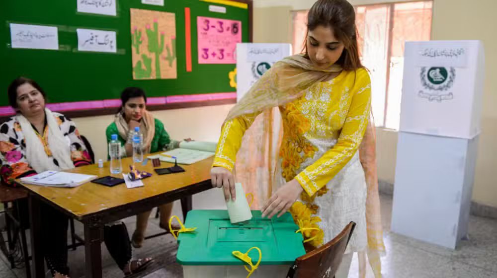 Government clarifies rumours about increasing voting age to 25 in Pakistan